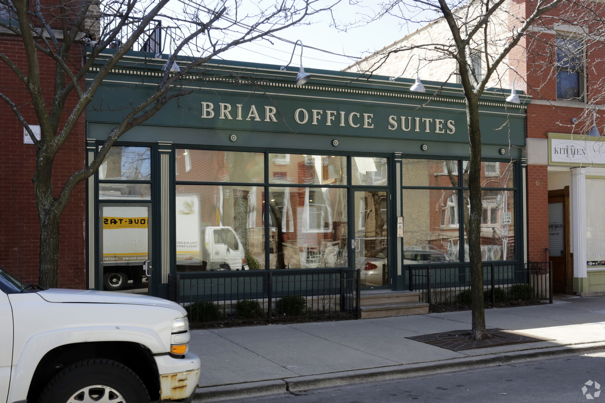 613 W Briar Pl, Chicago, IL for Rent