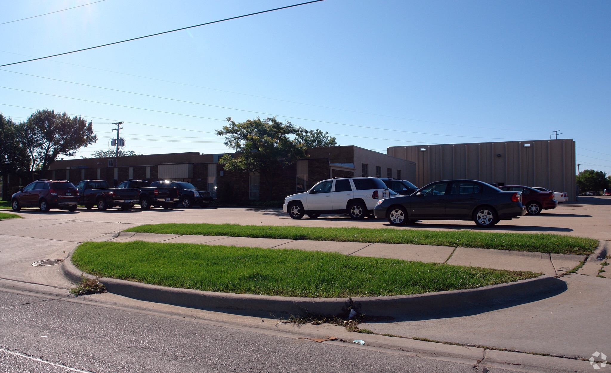 16000 Common Rd, Roseville, MI for Rent