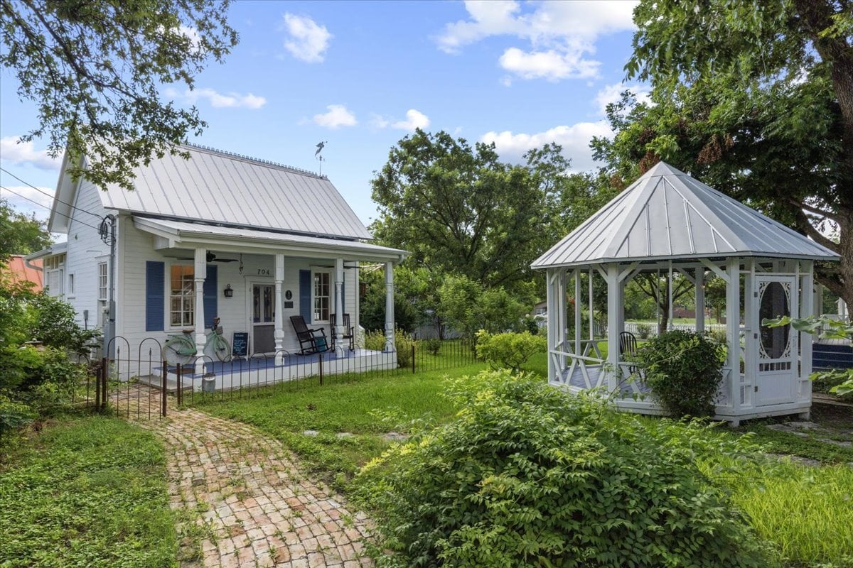 702 E Main St, Round Rock, TX for Sale