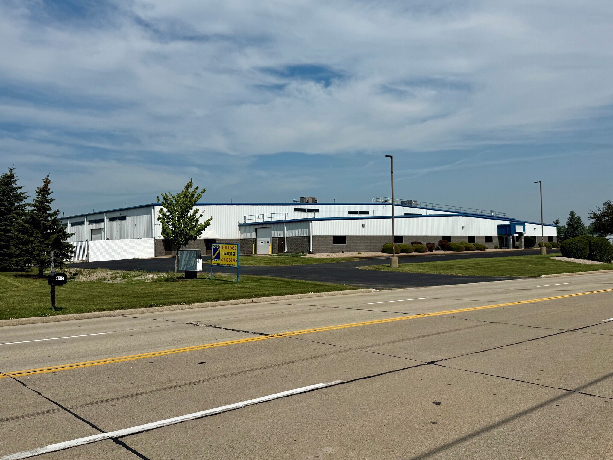 2855 S Oakwood Rd, Oshkosh, WI for Rent