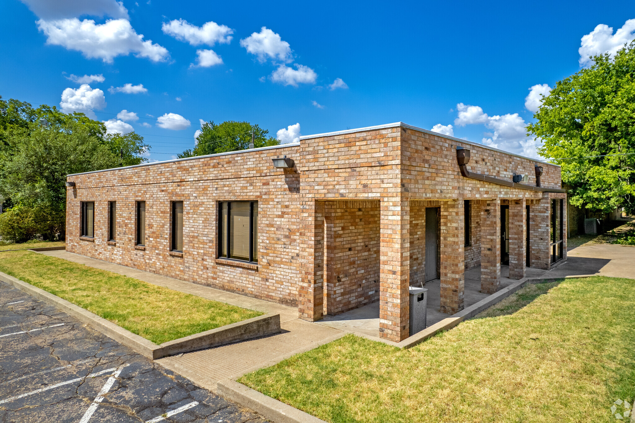 1300 N Anglin, Cleburne, TX for Sale