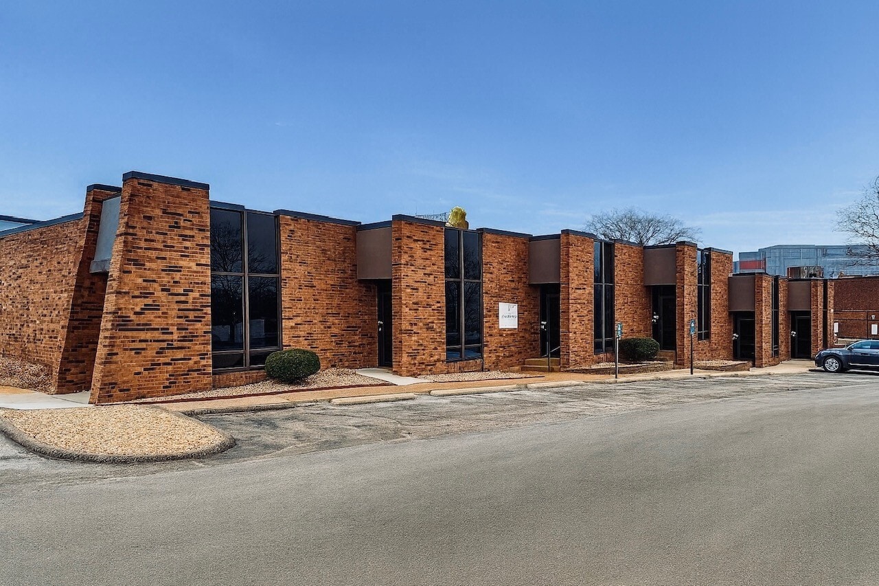 907-929 Fee Fee Rd, Maryland Heights, MO for Rent