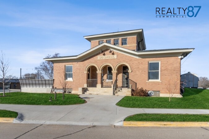 916 W 9th St, Vinton, IA for Sale