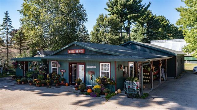 E2076 King Rd, Waupaca, WI for Sale
