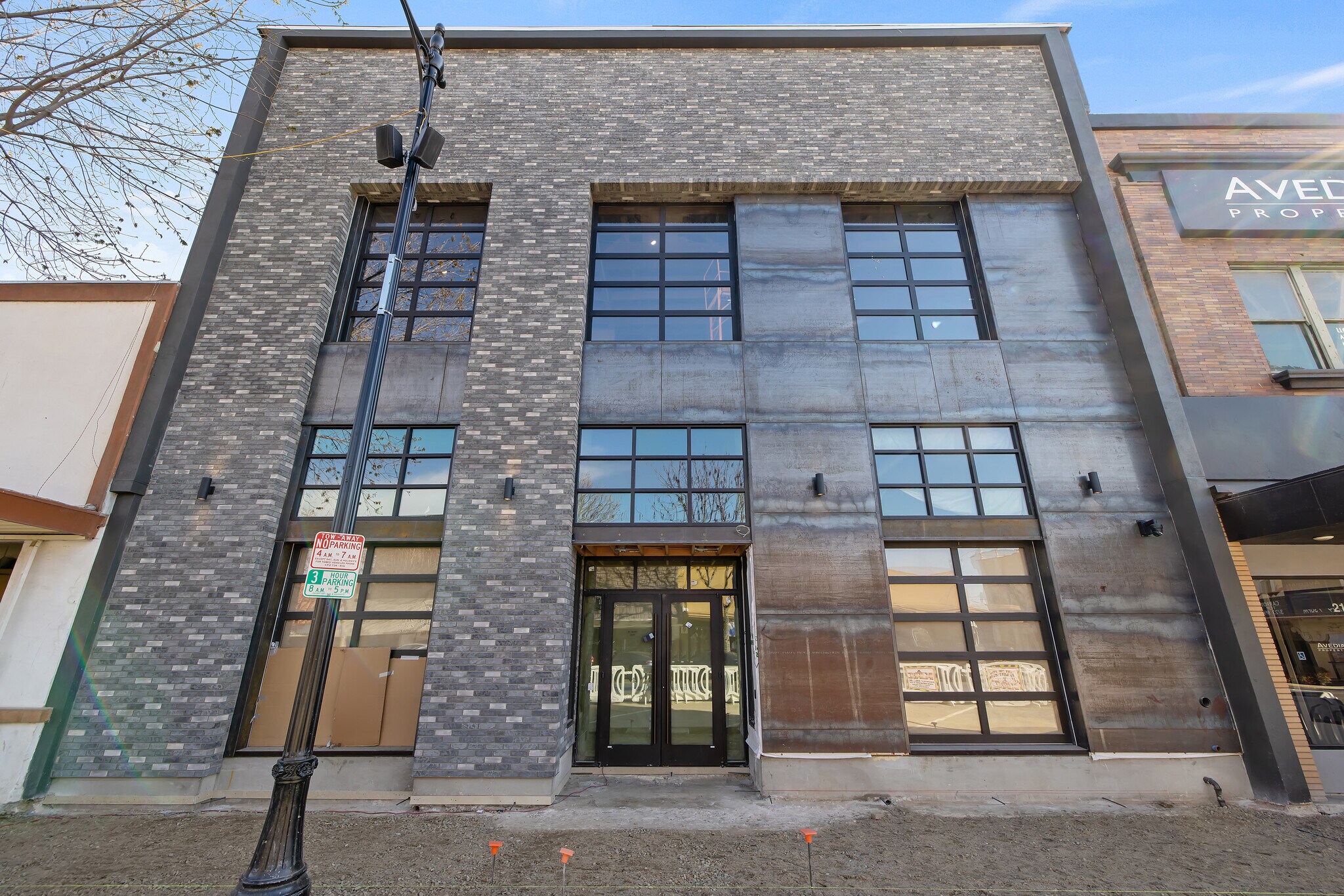 213217 W Main St Visalia, CA 93291 Retail Property for Lease on