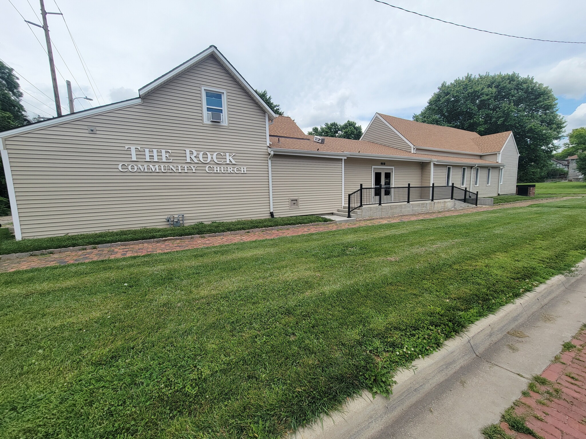 908 SW 7th St, Topeka, KS for Sale
