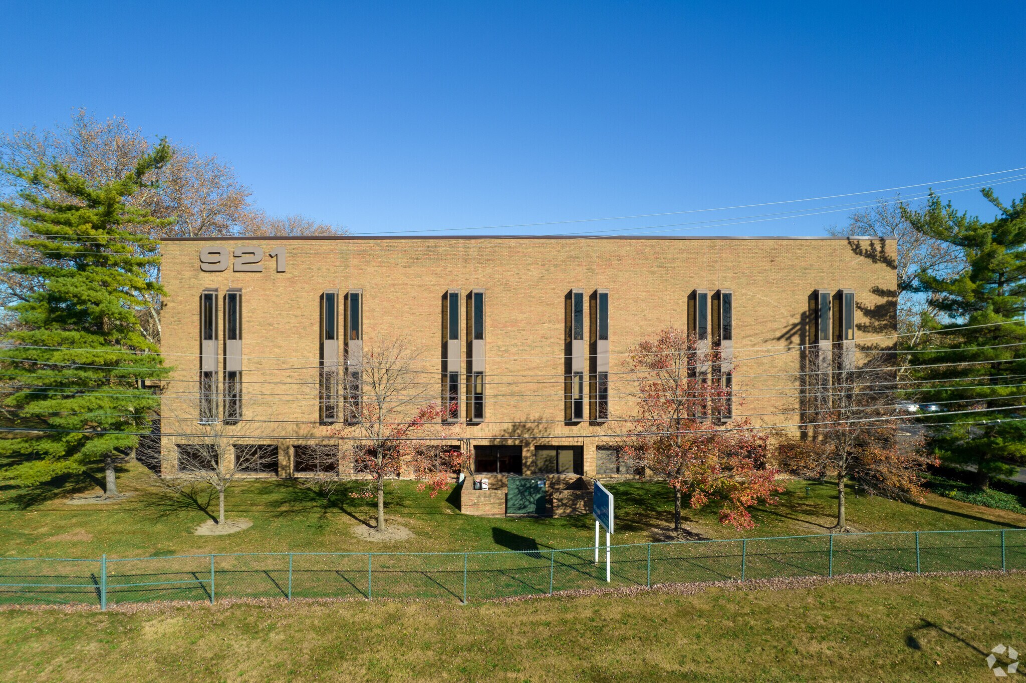 921 Chatham Ln, Columbus, OH for Sale