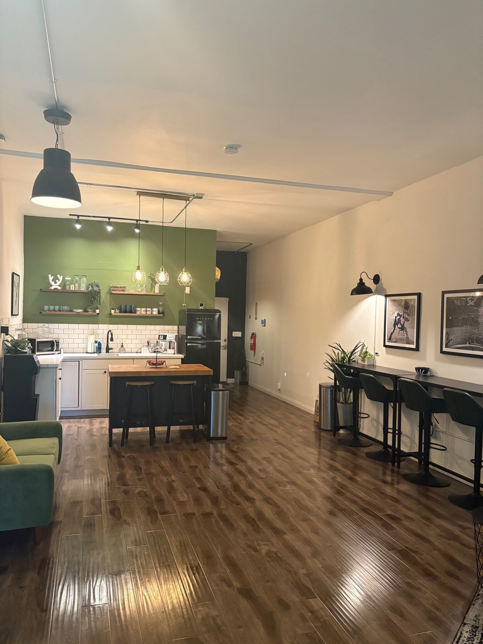 2900-2904 W Magnolia Blvd, Burbank, CA for Rent