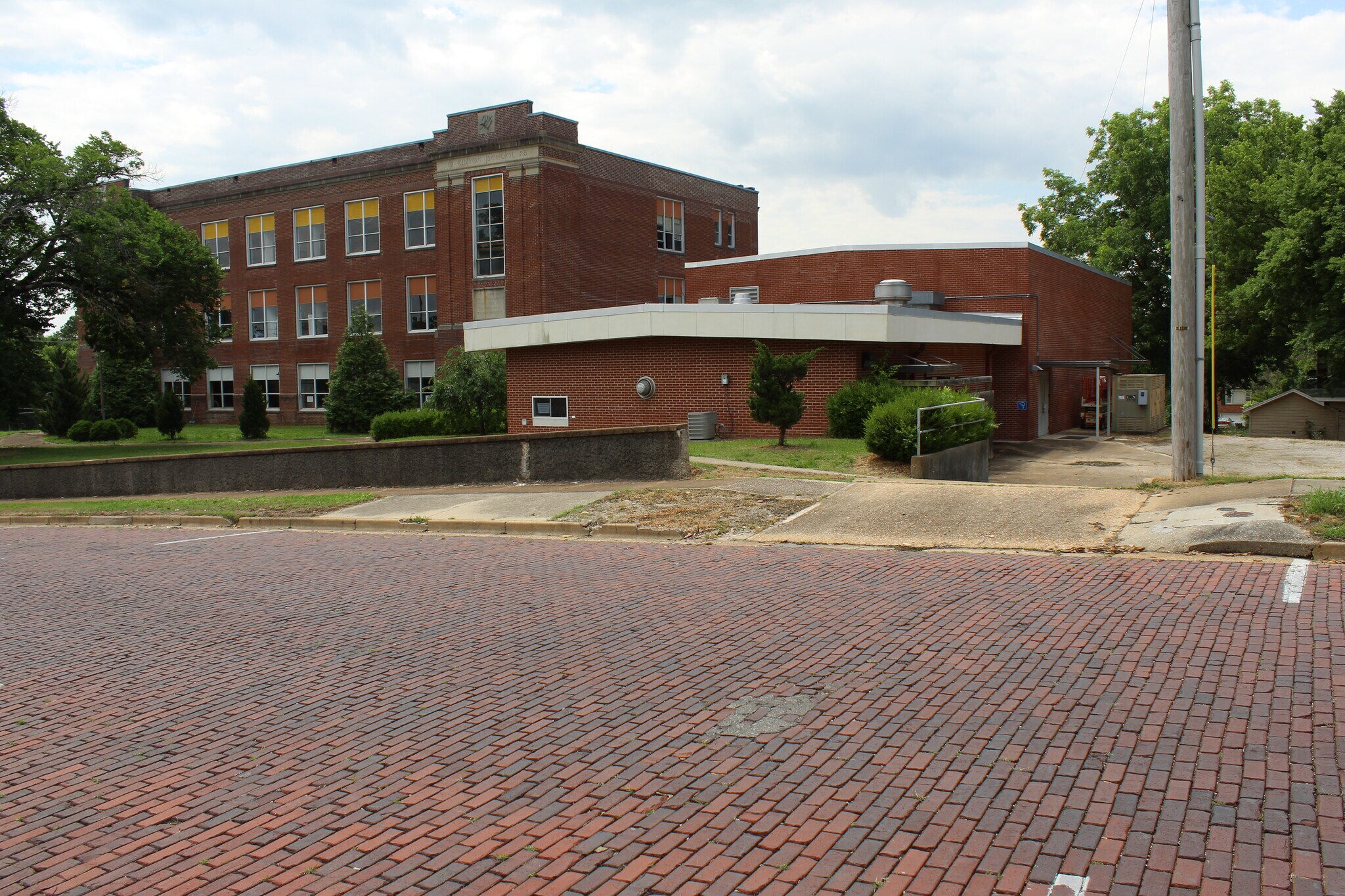 910 Vine St, Poplar Bluff, MO for Sale