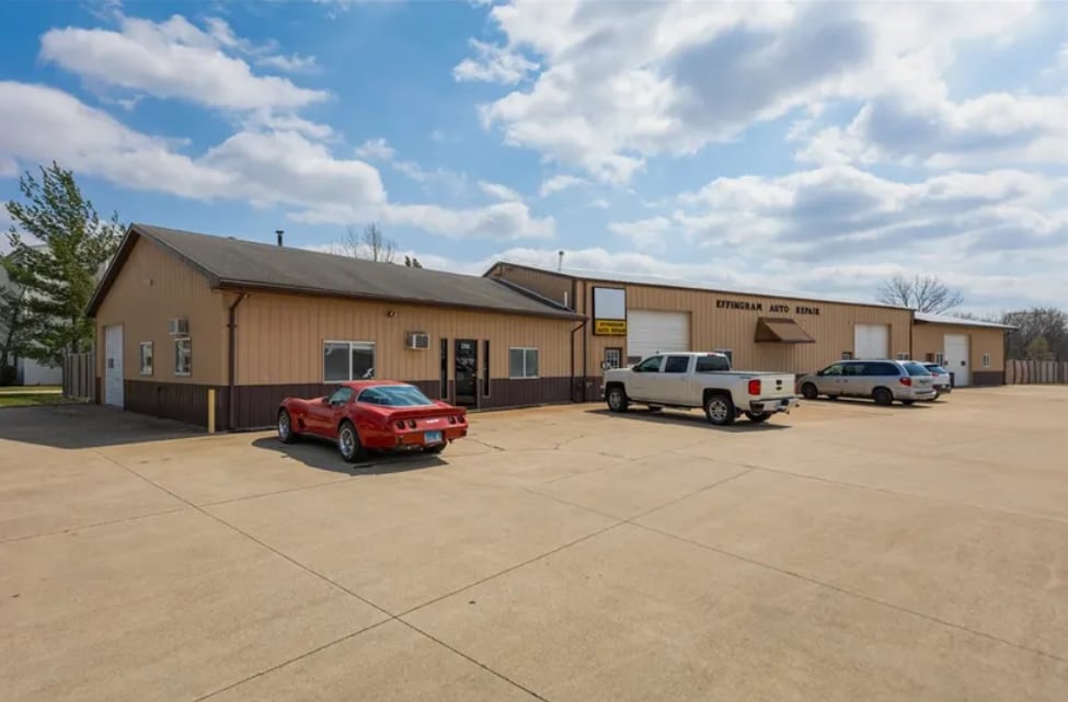 2300 Hoffman Dr, Effingham, IL for Sale