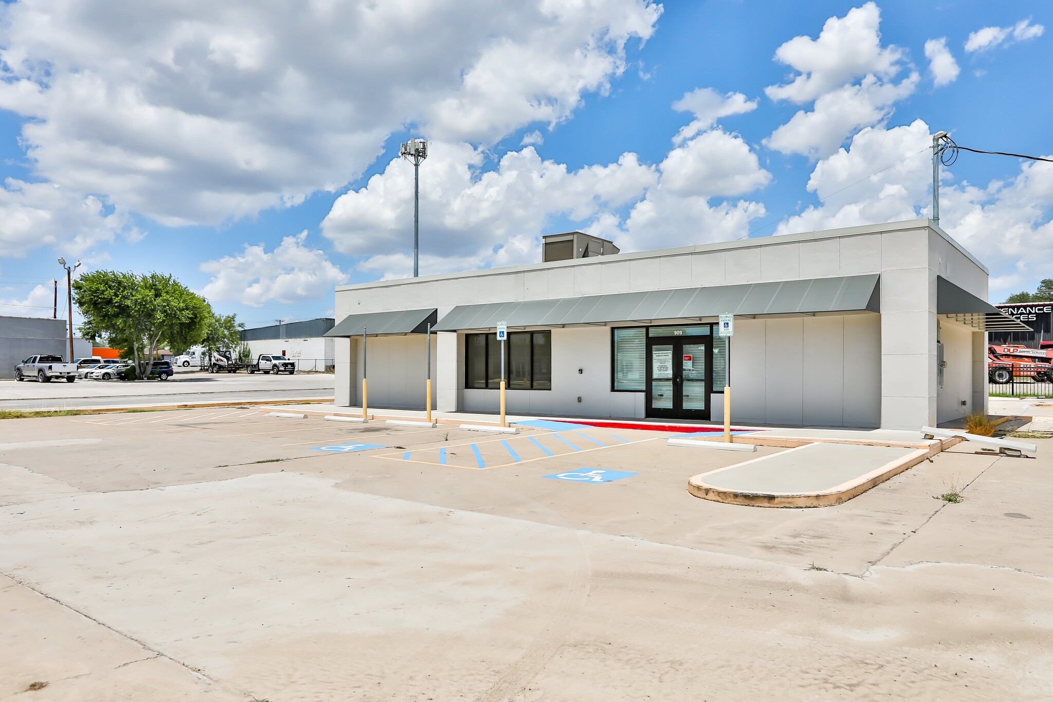 909 Veterans Blvd, Del Rio, TX for Sale