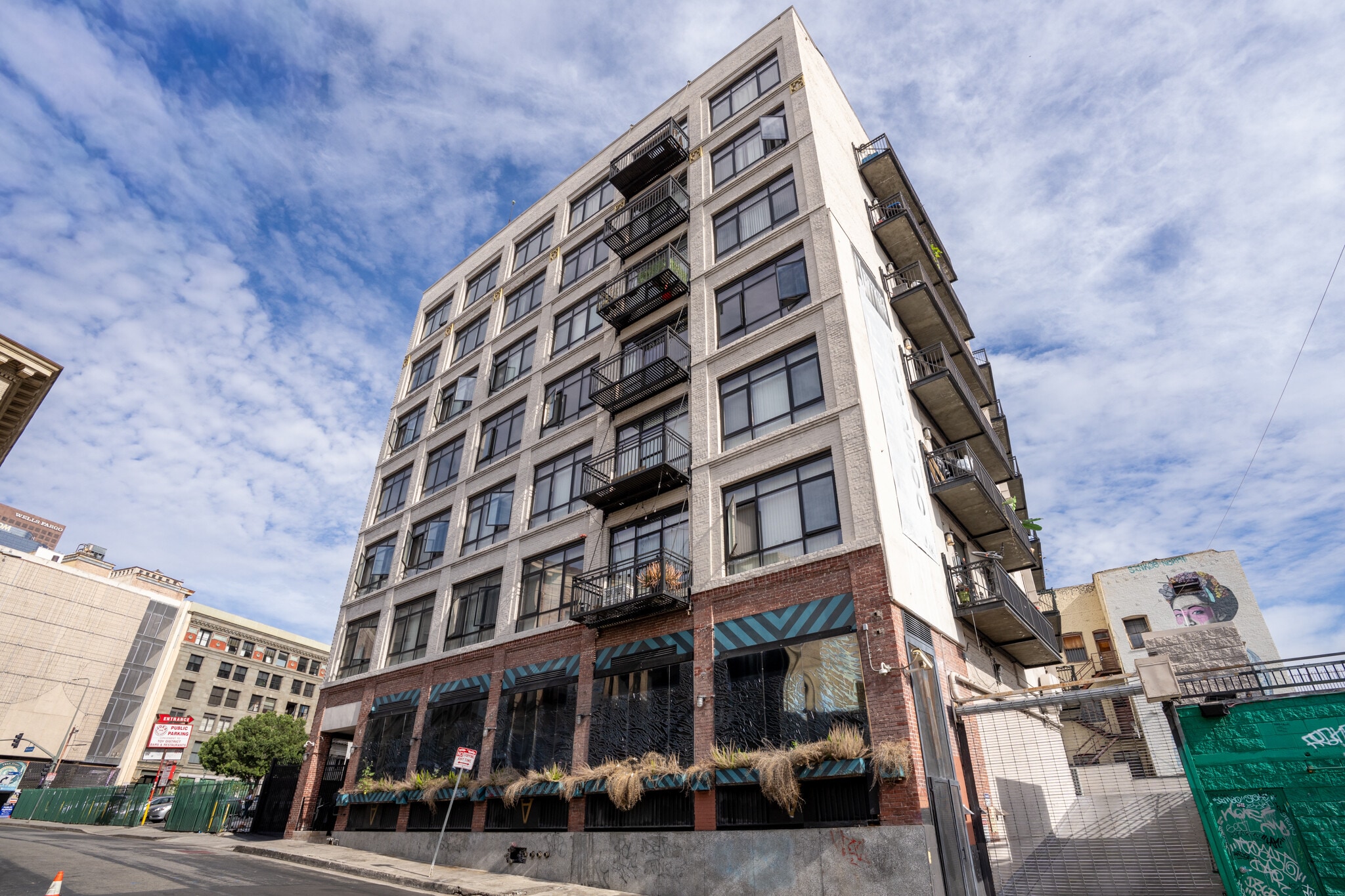 117 Winston St, Los Angeles, CA for Sale