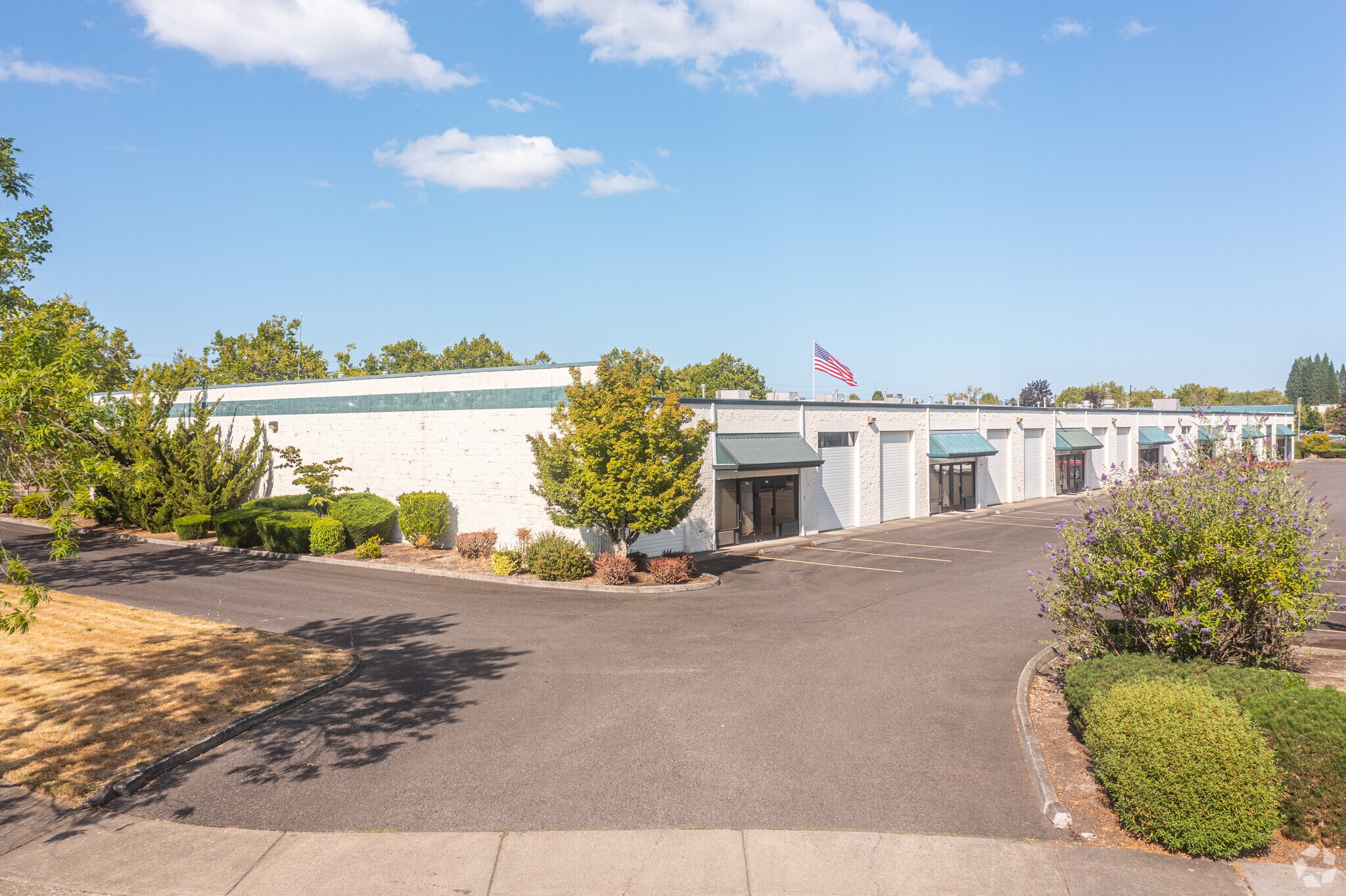 3075 SE Century Blvd Hillsboro, OR 97123 Flex Property for Lease on