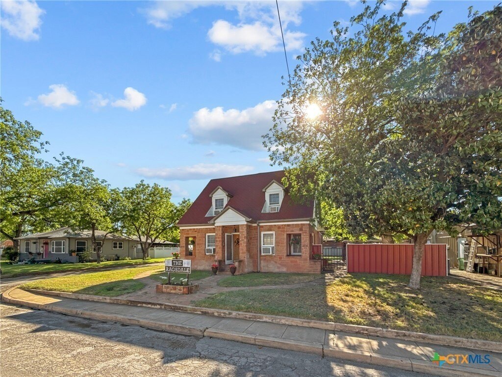 202-206 S Clear St, San Saba, TX for Sale