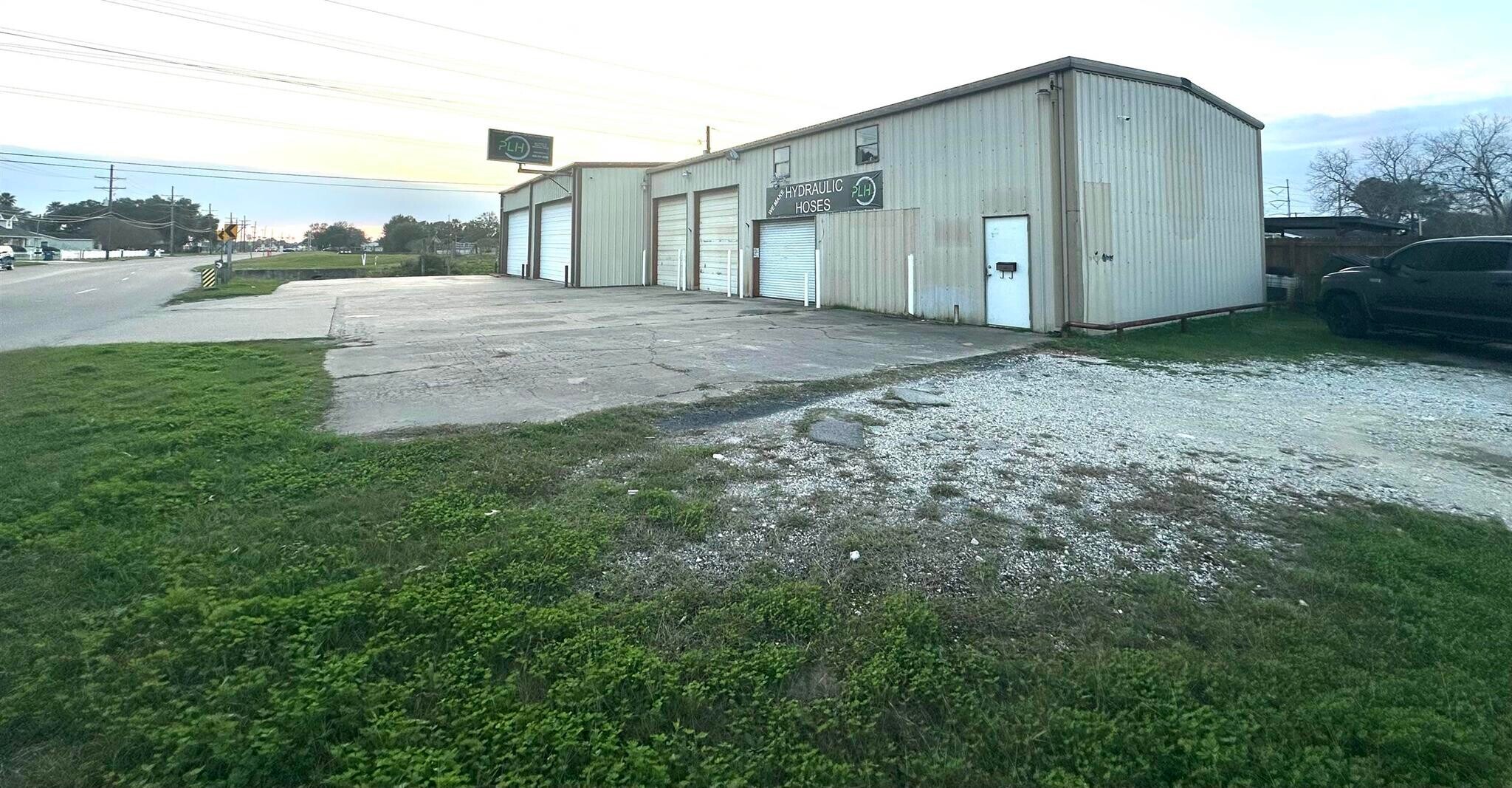1502 Spurlock Rd, Nederland, TX for Sale