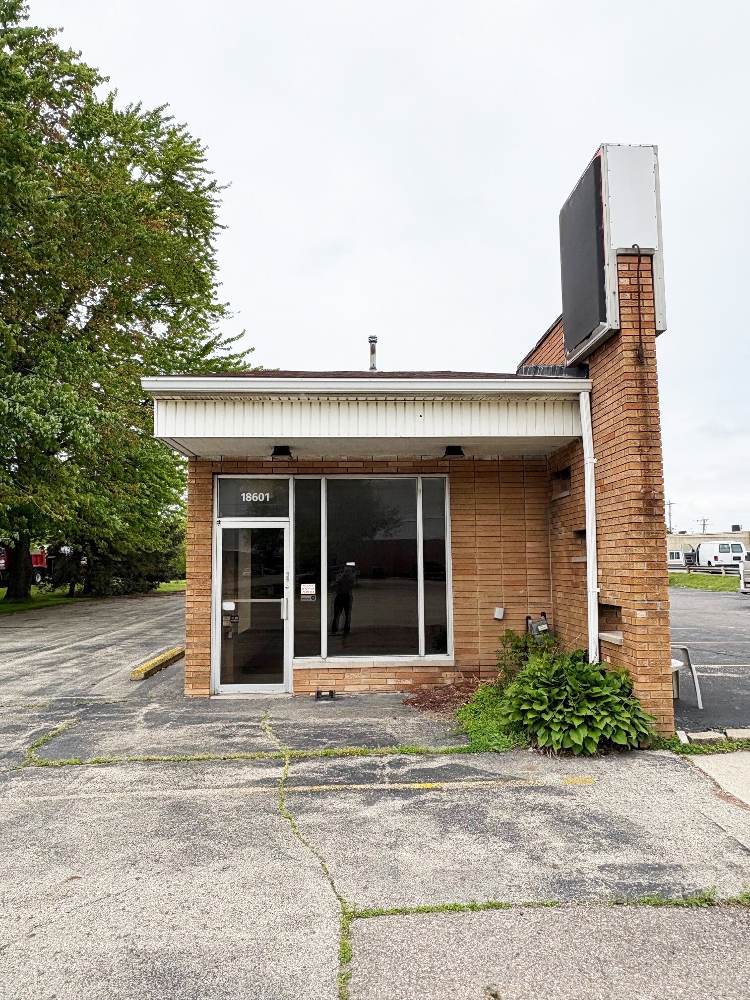 18601 15 Mile Rd, Clinton Township, MI for Rent