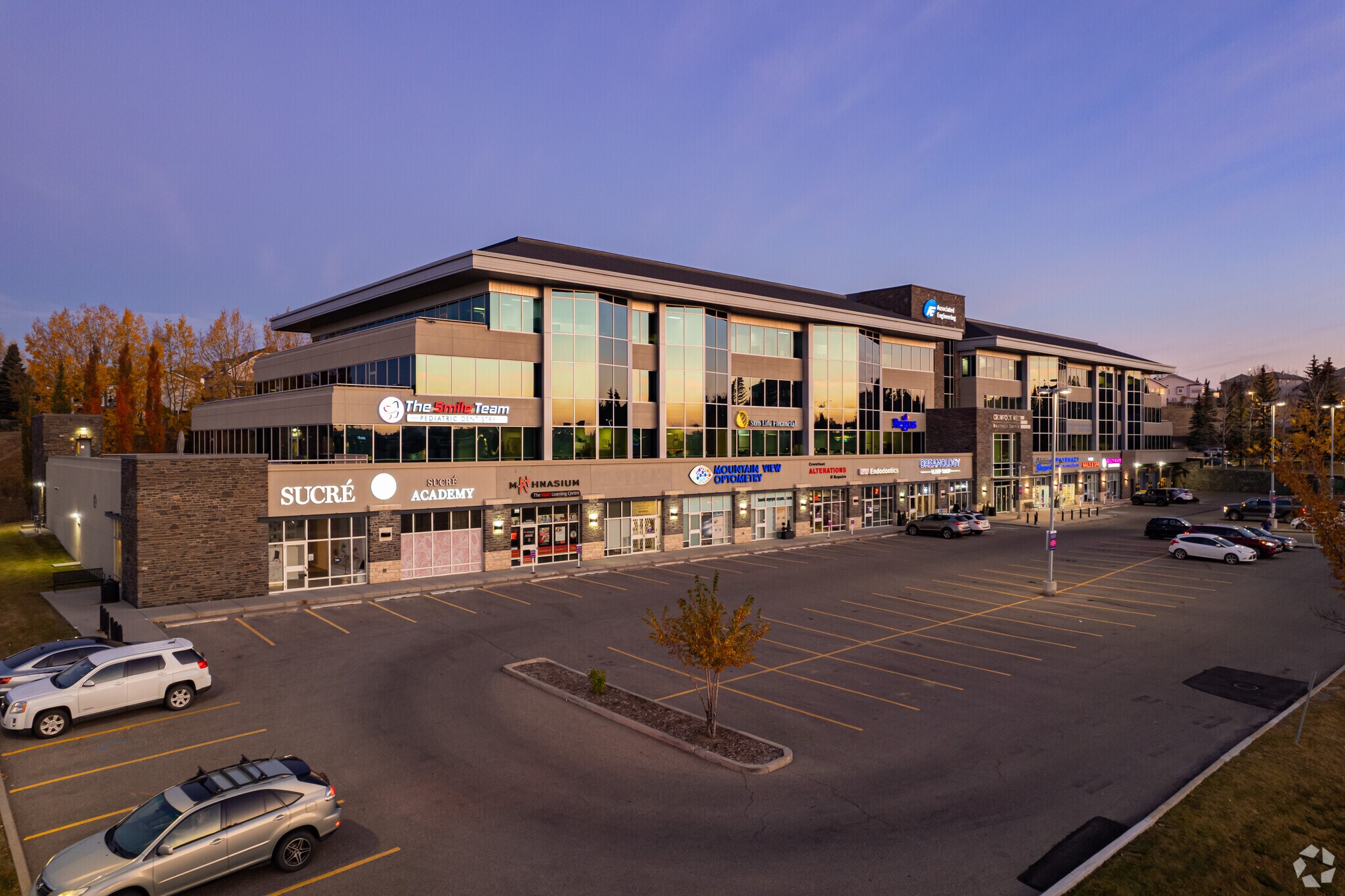 600 Crowfoot Cres NW, Calgary, AB for Rent