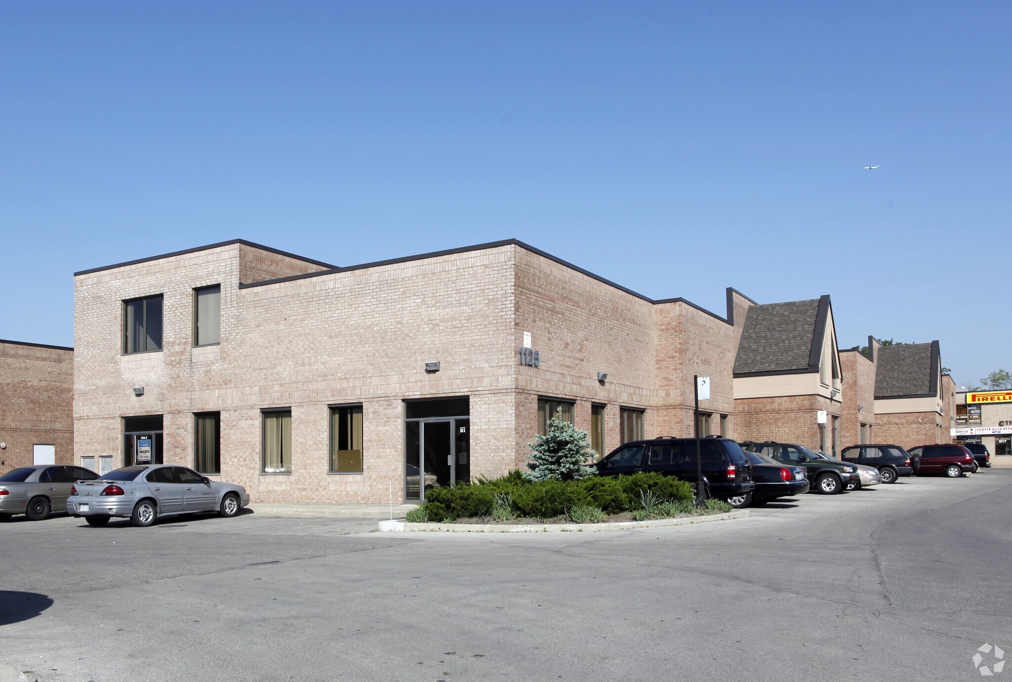 1125 Crestlawn Dr, Mississauga, ON for Rent
