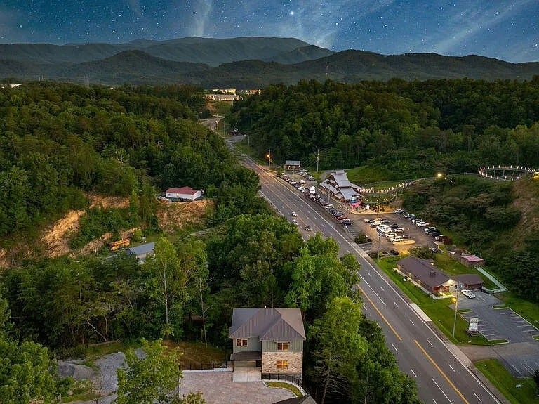 1130 Lee Cardwell Cir, Pigeon Forge, TN for Sale