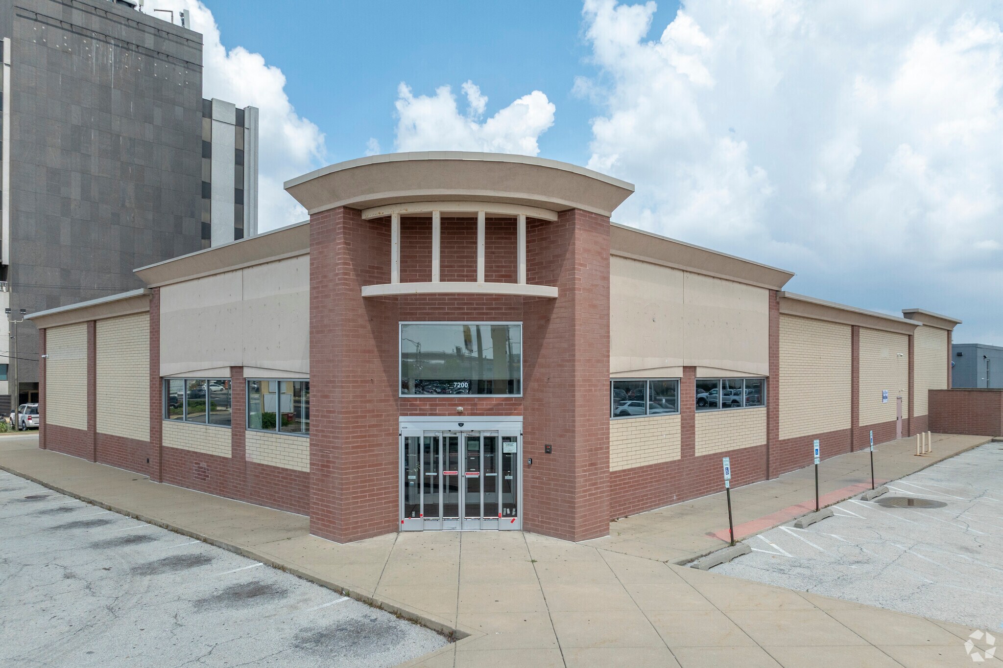 7200 W Cermak Rd, North Riverside, IL for Rent