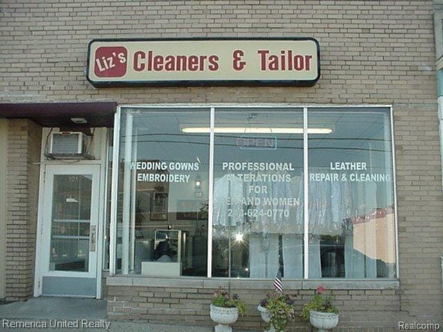 121 E Walled Lake Dr, Walled Lake, MI for Sale