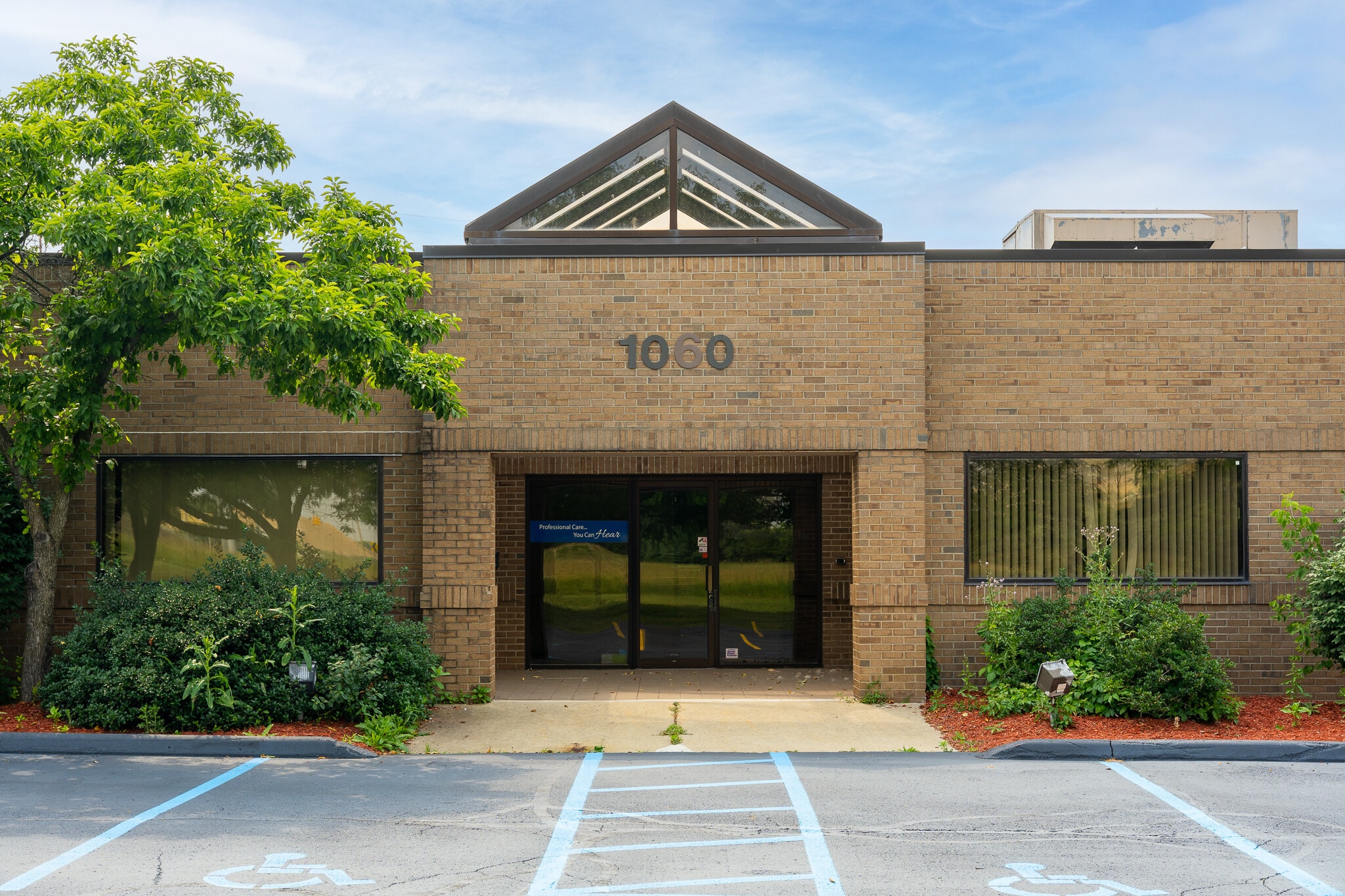 1050 W Silverbell Rd, Lake Orion, MI for Sale