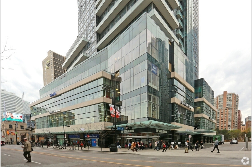 382 Yonge St, Toronto, ON for Rent