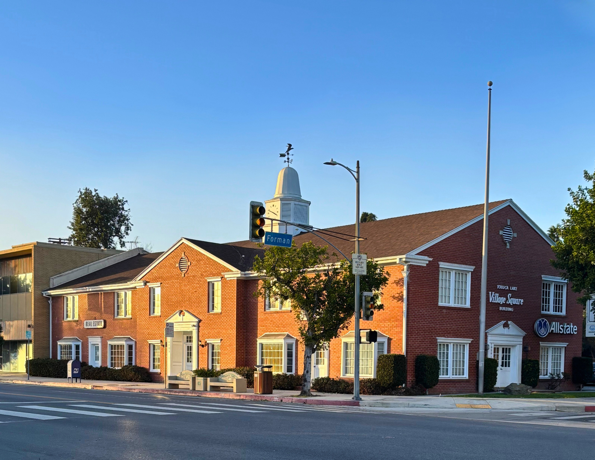 10205 Riverside Dr, Toluca Lake, CA for Rent