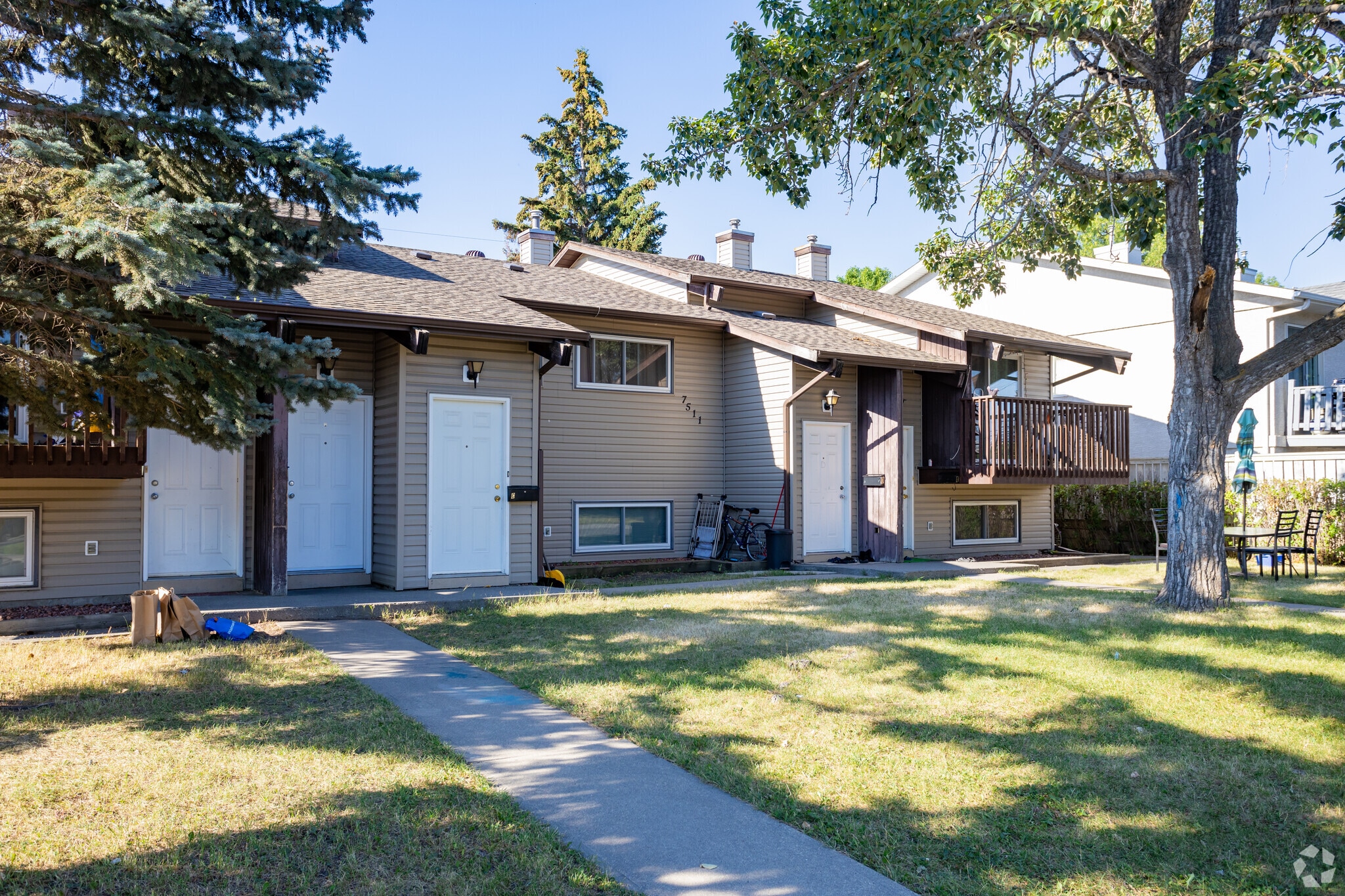 7511 41 Av NW, Calgary, AB for Sale