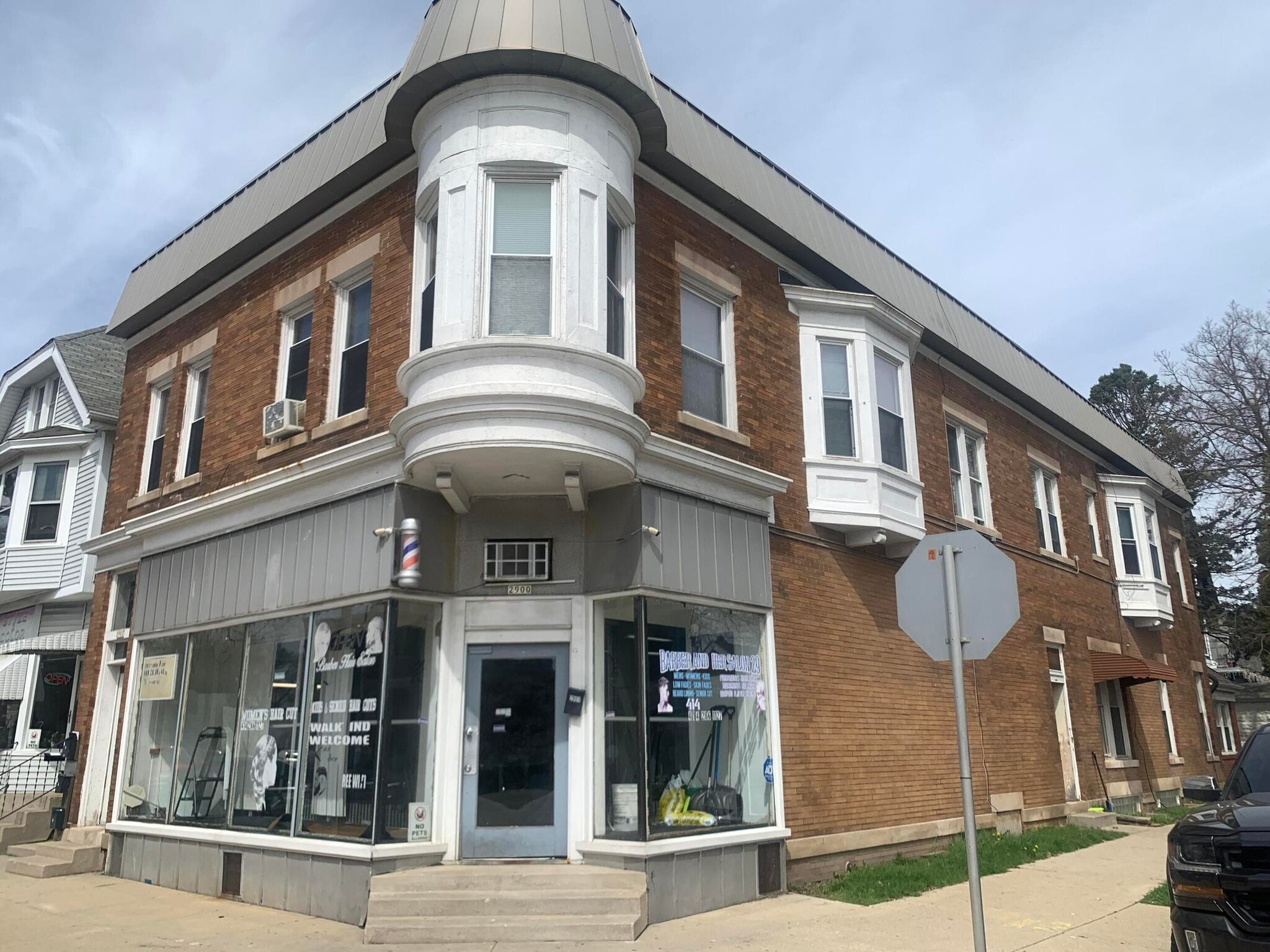 2900 W Arthur Ave, Milwaukee, WI for Sale