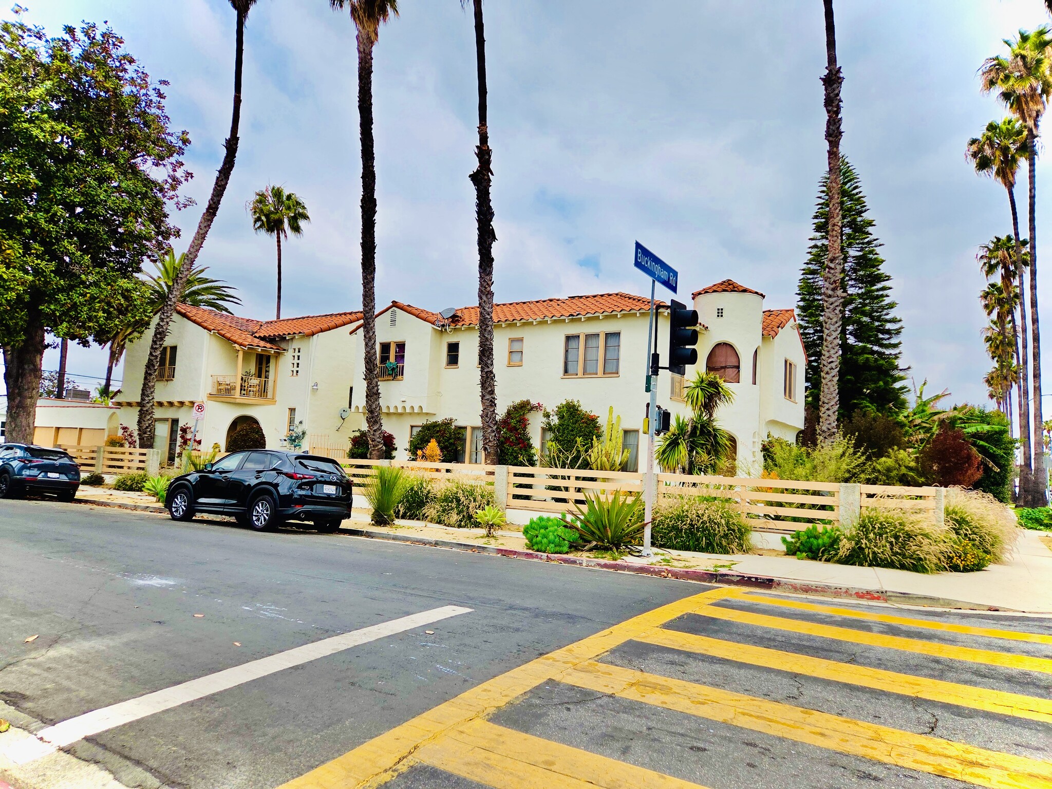 2853 Buckingham Rd, Los Angeles, CA for Sale