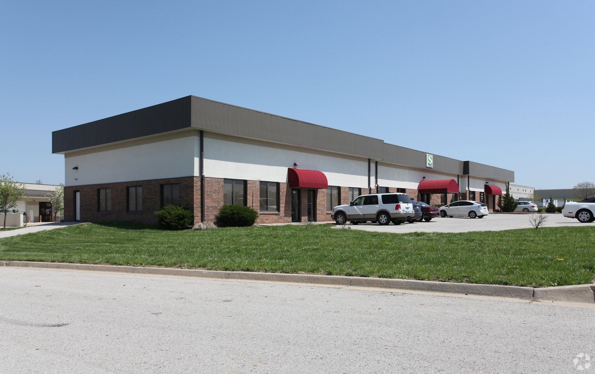 300-320 NW Victoria Dr, Lees Summit, MO for Rent