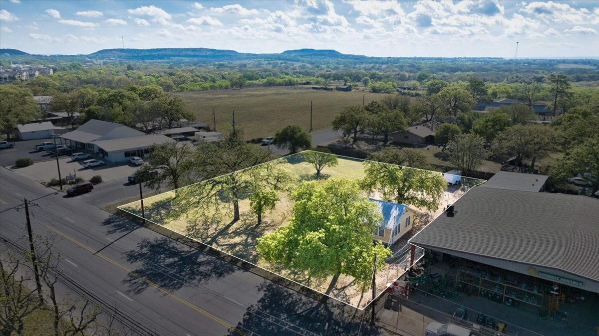 1007 N Llano St, Fredericksburg, TX for Sale