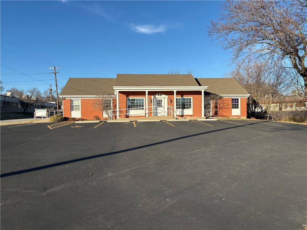 2100 E Mechanic St, Harrisonville, MO for Sale
