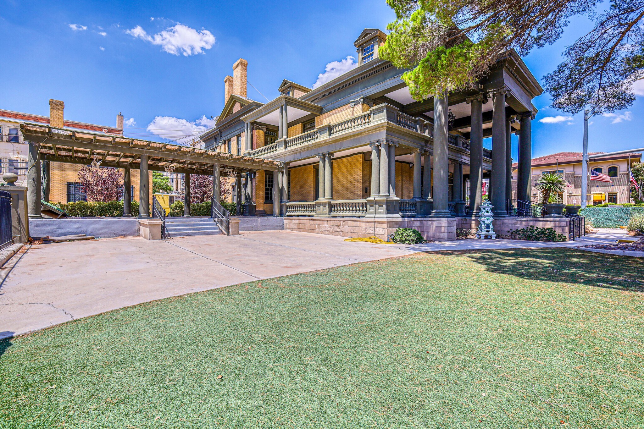 1011 N Mesa St, El Paso, TX for Sale