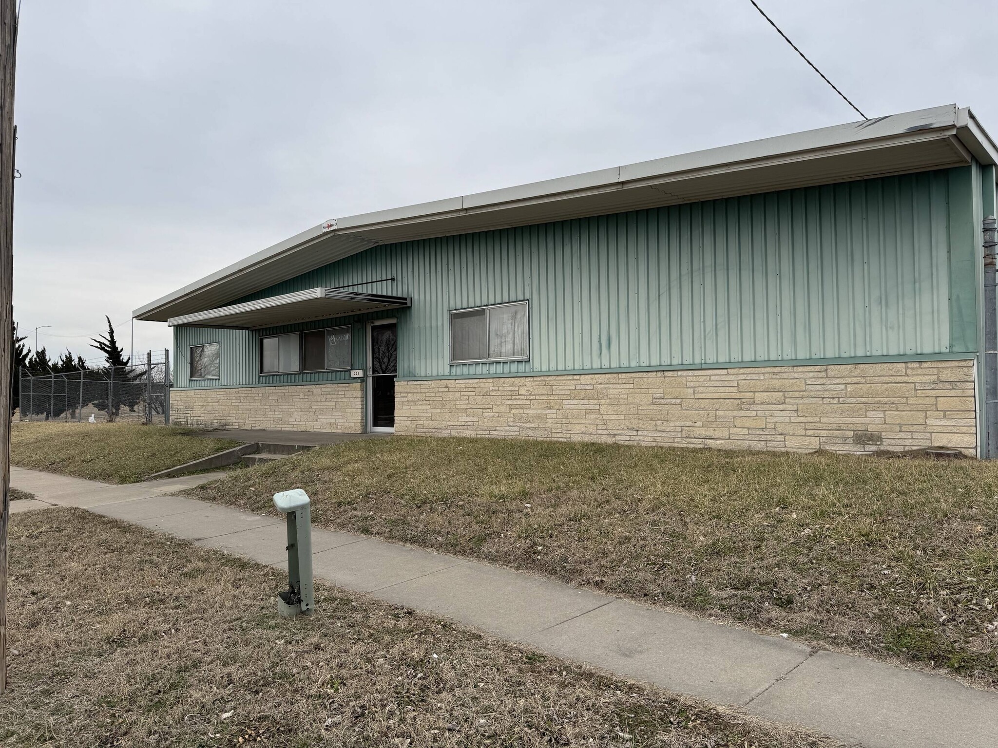 225 NW Curtis St, Topeka, KS for Sale