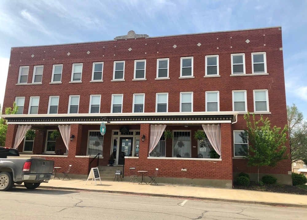 139 W Peoria St, Paola, KS for Sale