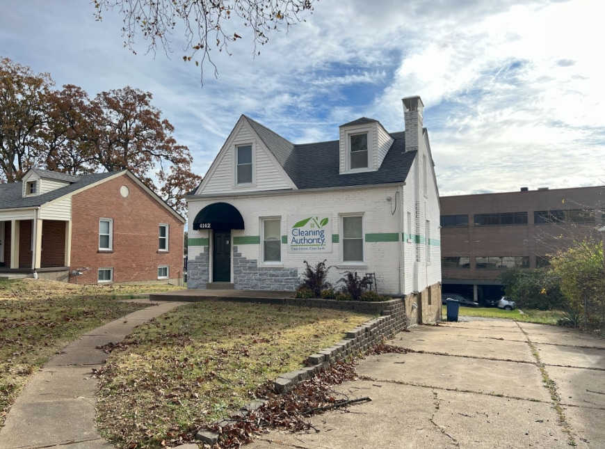 4142 Crescent Dr, Saint Louis, MO for Sale