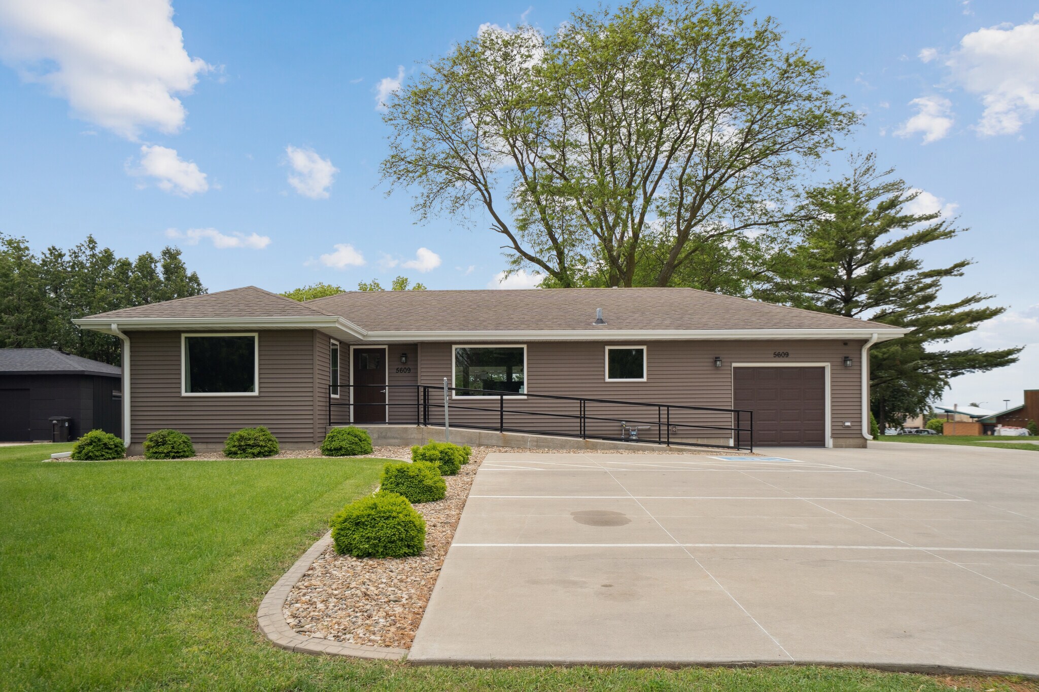 5609 University Ave, Cedar Falls, IA for Sale