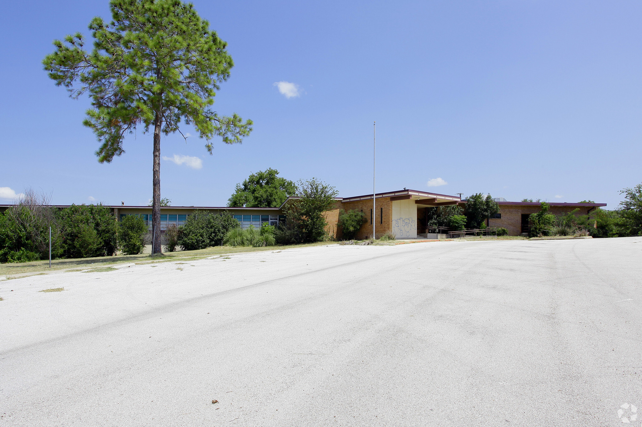 1301 Hospital Blvd, Floresville, TX for Sale