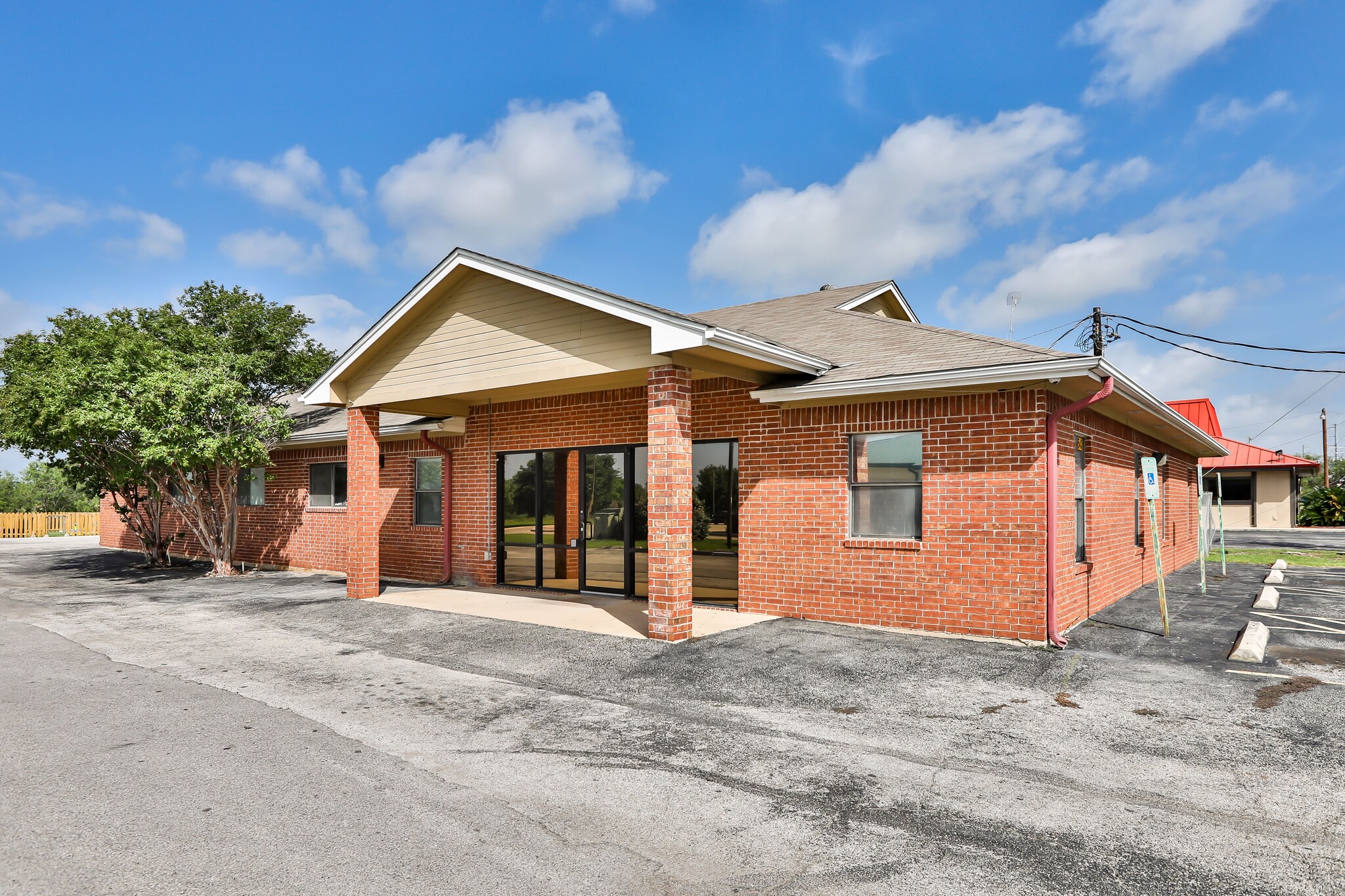 543 10th St, Floresville, TX for Sale