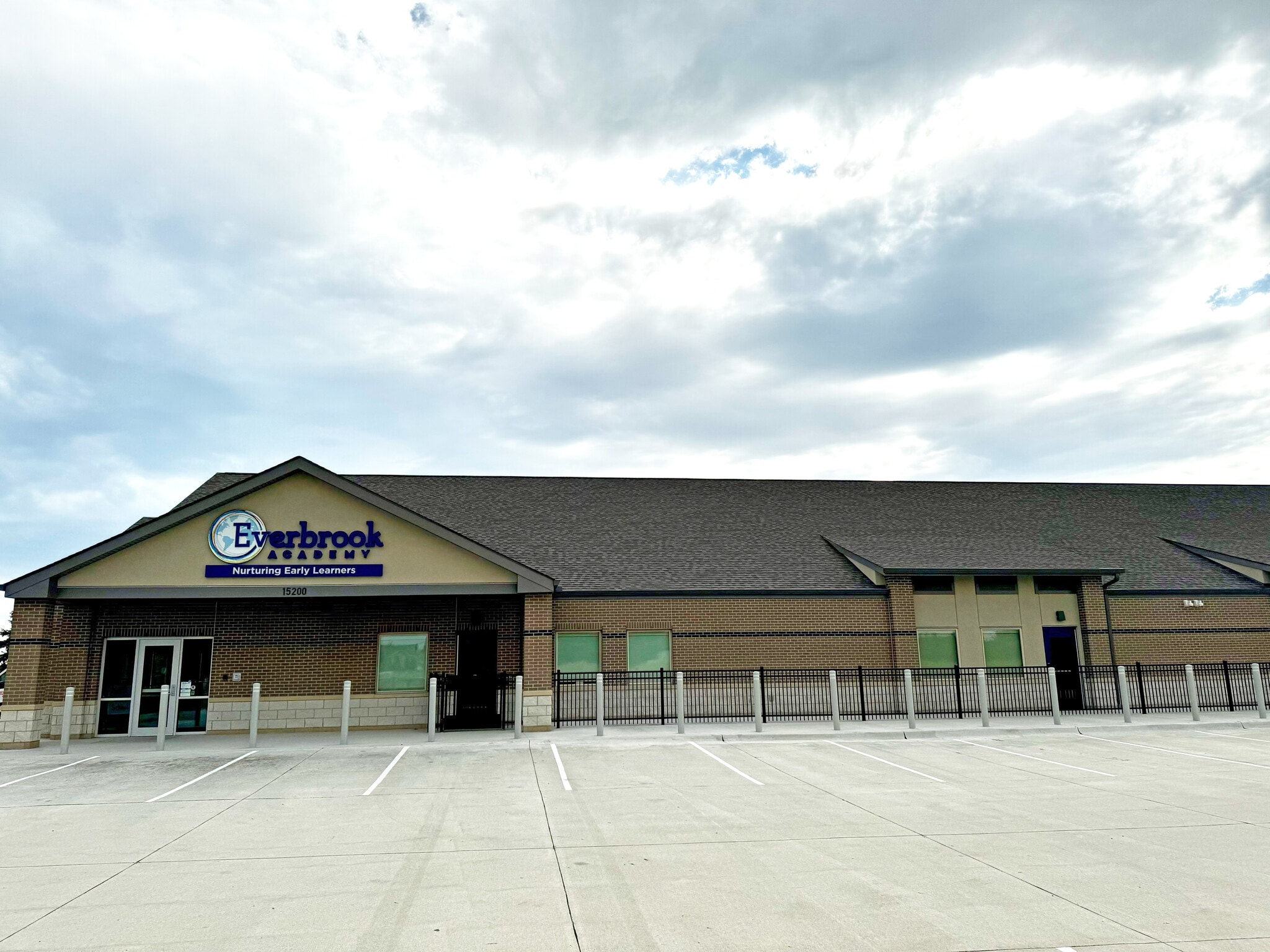 15200 Meredith Dr, Urbandale, IA for Sale