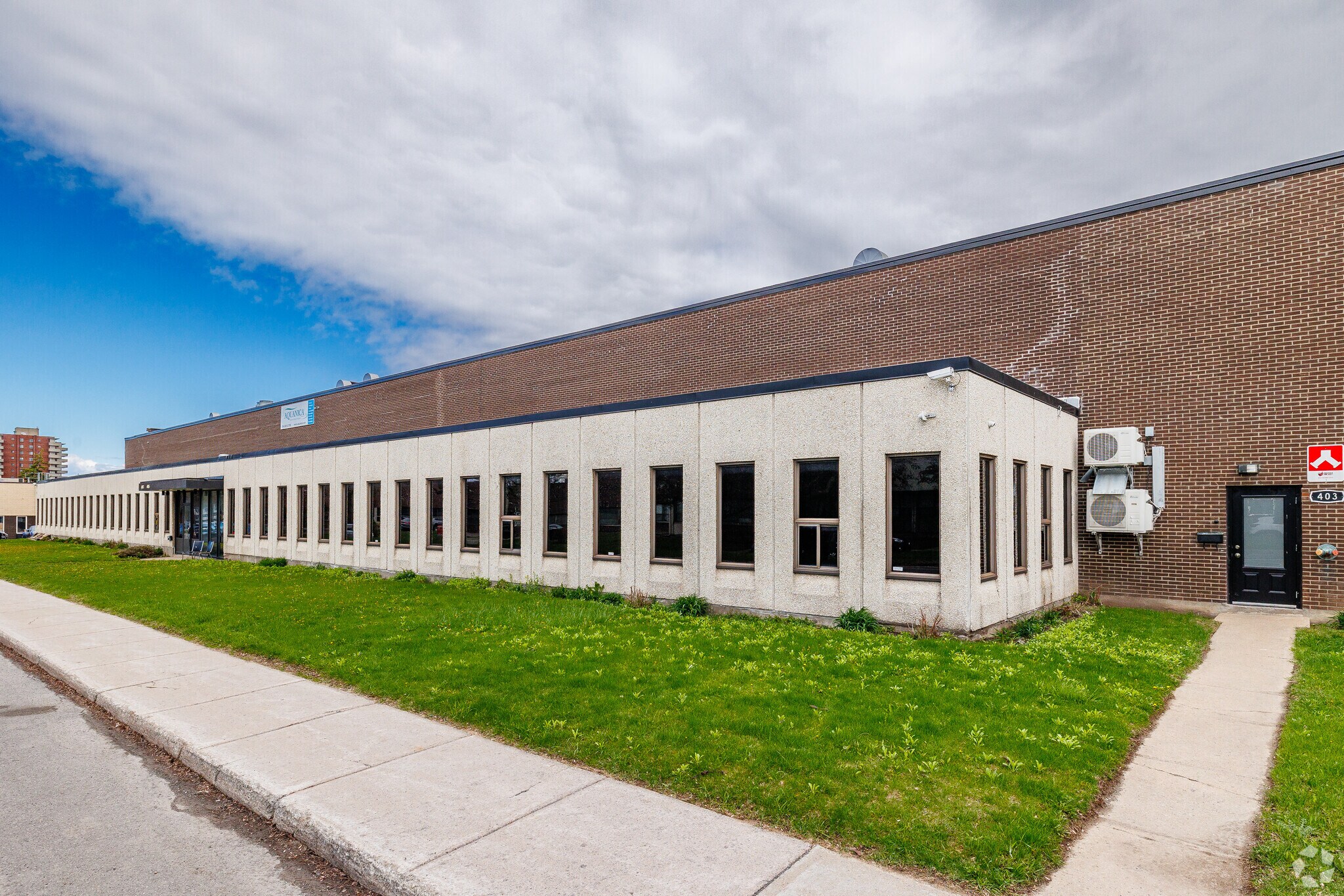 401-425 Blvd Montpellier, Montréal, QC for Rent