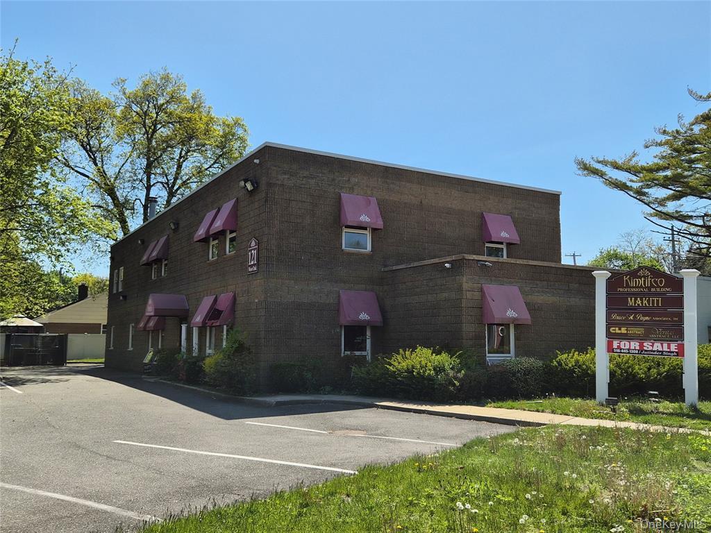 121 W Oak St, Amityville, NY for Sale