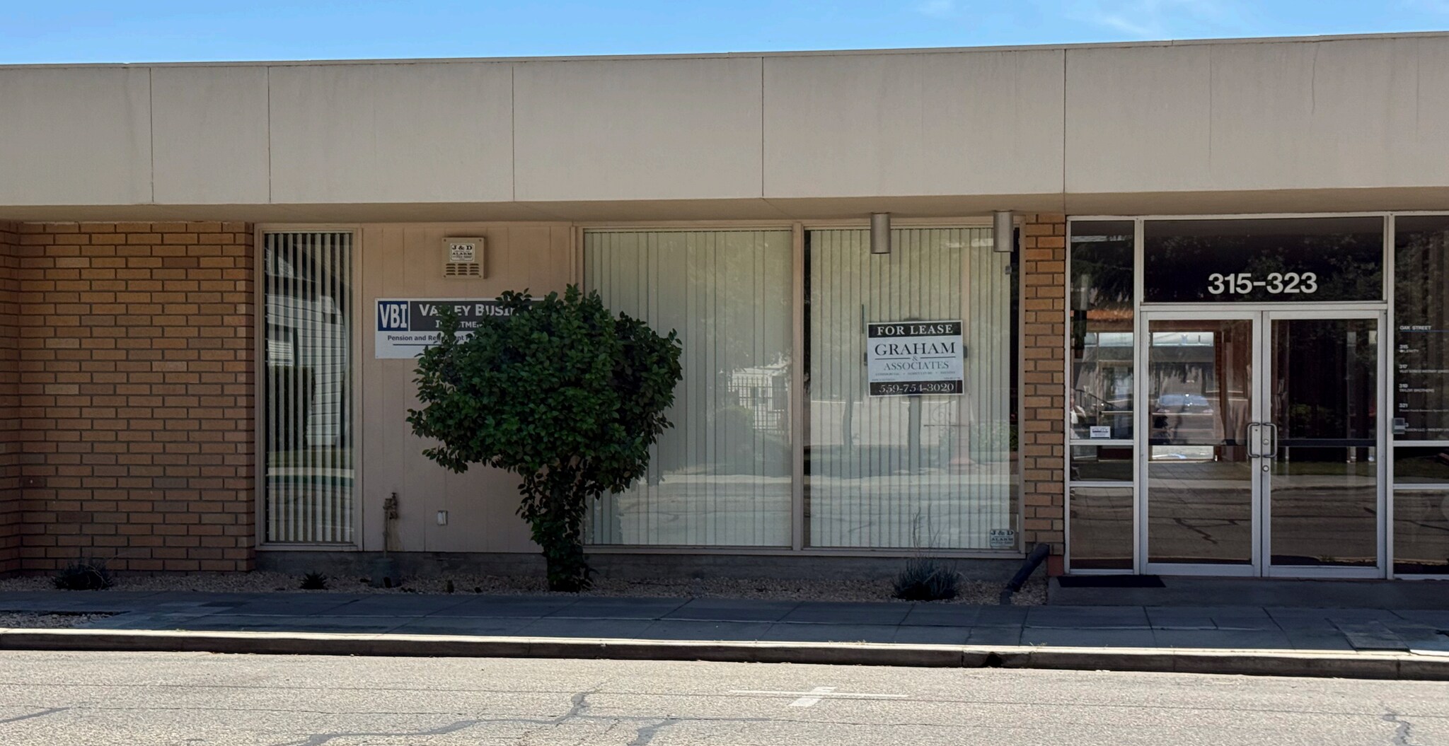 315-323 W Oak Ave, Visalia, CA for Rent