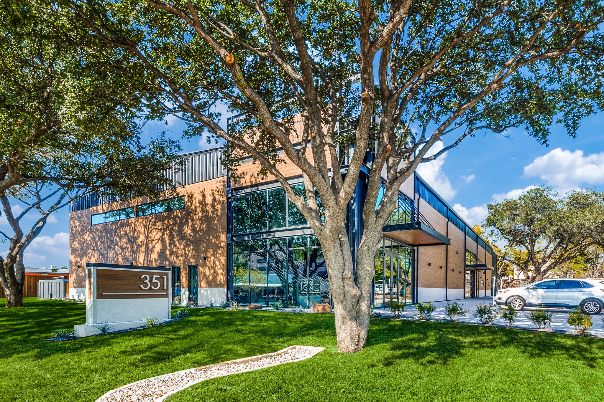 351 E Hudgins St, Grapevine, TX for Sale