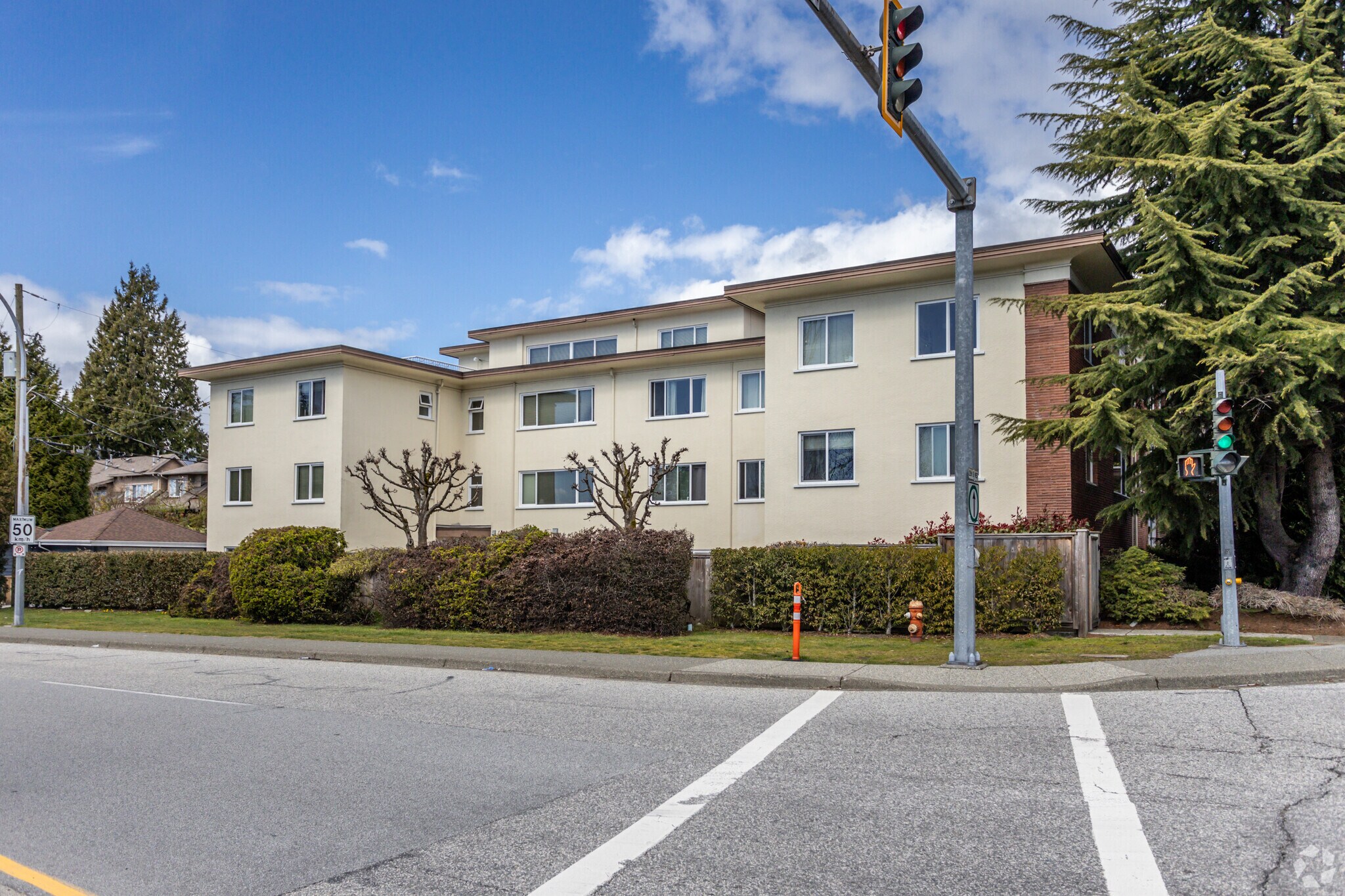 2525 Lonsdale Av, North Vancouver, BC for Sale