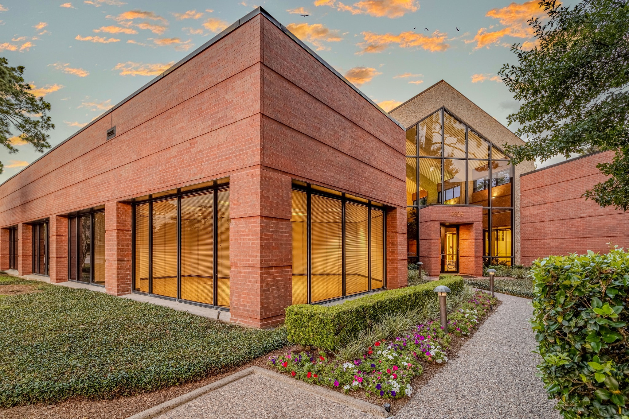 6925 Portwest Dr, Houston, TX for Rent