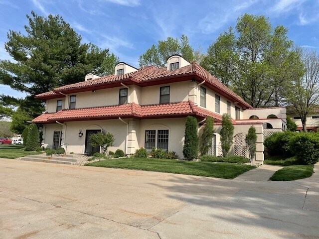 1007 E St. Maartens Dr, Saint Joseph, MO for Sale