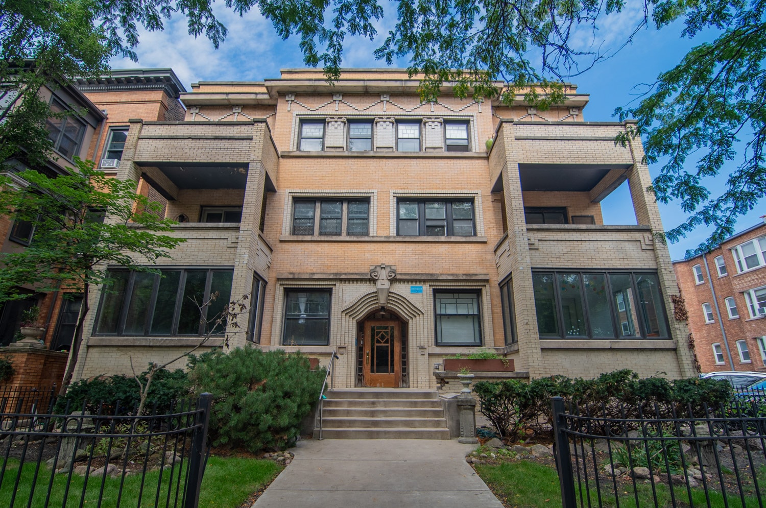844 W Lakeside Pl, Chicago, IL for Sale
